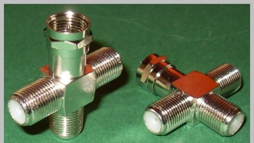 ŠTVRŤROVÝ rozdeľovač F 1 PLUG - 3 ZÁSUVKY fv(1226)