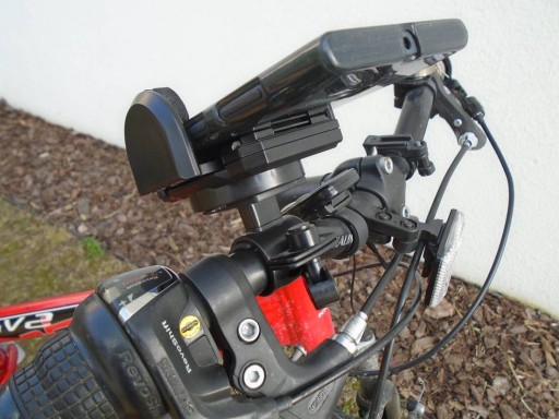 DRŽIAK NA RIADITEĽ BICYKLA S POLOHOVÝM ZÁMKOM