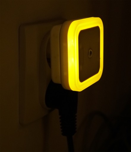 LED NOČNÁ LAMPA KONTAKTNÝ SNÍMAČ SÚMRAK farba