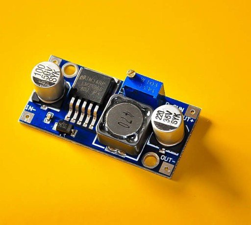 NAPÄTOVÝ MENIČ NAPÁJANIE 1,25V -35V 3A DC