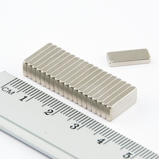 NEODYMOVÝ MAGNET NA TANIERE 13x5,5x1,8 N38 - 20 KS