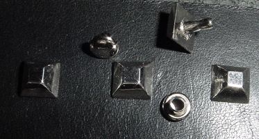 STUD, PYRAMÍDA NA MIERU, 10 ks. 7 mm pre nit