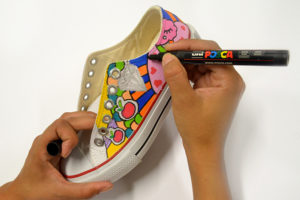 Uni popisovač s POSCA PC-5M bielou farbou 1,8-2,5mm