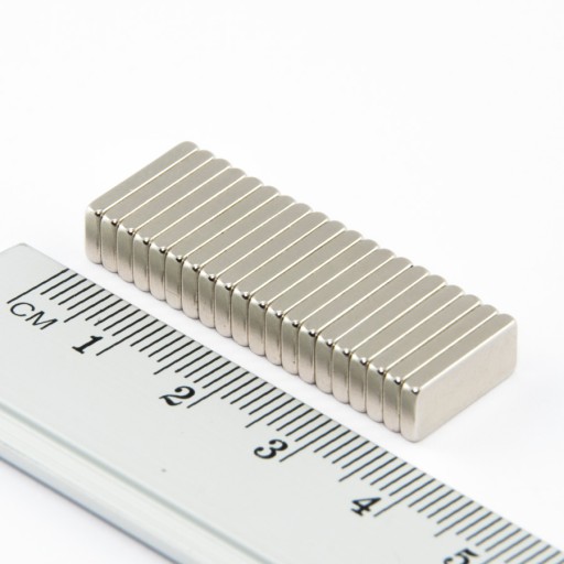 NEODYMOVÝ MAGNET NA TANIERE 13x5,5x1,8 N38 - 20 KS
