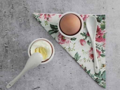 Porcelánové poháre na vajíčka s bielymi lyžičkami, sada 4 ks