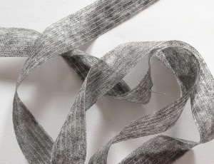 Netkaná páska s lepidlom a niťou švu 1,5 cm
