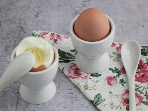 Porcelánové poháre na vajíčka s bielymi lyžičkami, sada 4 ks