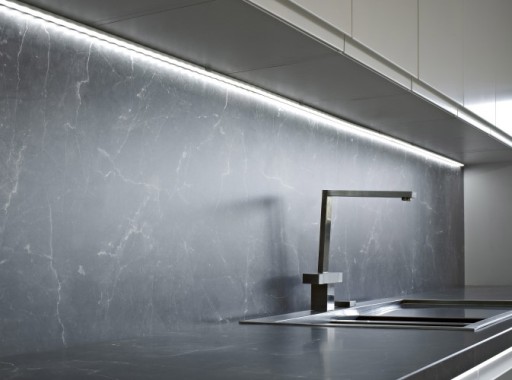 1mb Hliníkový profil slim povrch dlaždice FLAT silver + LAMP