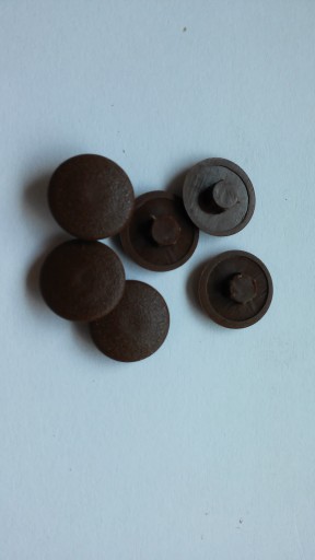 Krycia krytka pre bronzové potvrdzujúce skrutky