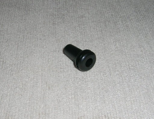 čierne PVC odľahčenie ťahu 9,5/6,4mm L=14,3mm 10 ks