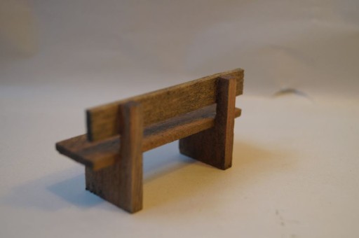 Krásna drevená lavica - výška 4,8 cm, výška 10-11 cm