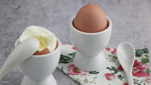 Porcelánové poháre na vajíčka s bielymi lyžičkami, sada 4 ks
