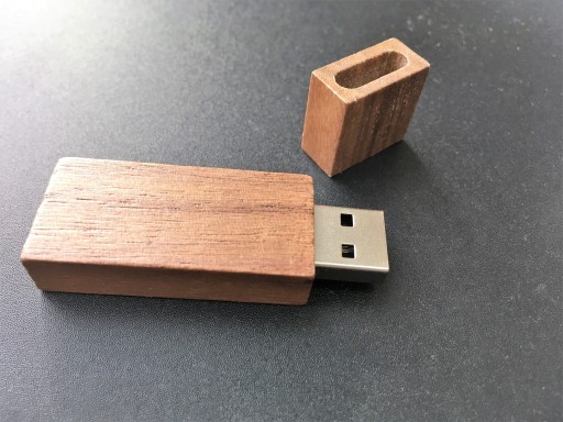Drevený prívesok 32GB USB ECO pamäť ako DARČEK
