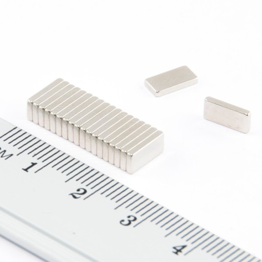 NEODYMOVÝ MAGNET 8x4x1,2 N38 - 50 KS