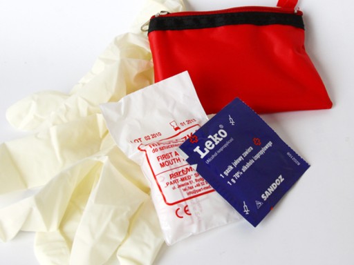 Vložte vybavenie do súpravy prvej pomoci CPR Rescuer