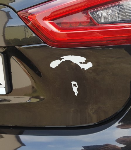 Nálepka na biele auto výsadkára