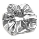 Lesklá, elegantná strieborná scrunchie pre vlasy bez spojov