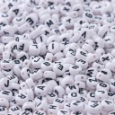KORÁLKY NA VÝROBU NÁRAMKOV písmená 3mm x 10mm 100 ks