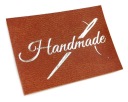 Hnedá visačka so strieborným nápisom Handmade