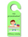 Zelený vešiak na kľučku dverí Nerušiť