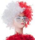 Karnevalový zápas s afro bielou a červenou fanúšikovskou parochňou