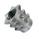 Zásuvka M6 x 10 mm zarazená do dreva bez nákružku