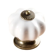 BIELY RETRO PORCELÁNOVÝ TEKVICOVÝ NÁBYTOK GOMBÍK