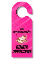 Personalizovaný vešiak na dvere s leňochodom a názvom NERUŠIŤ!!!