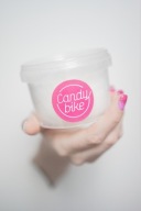 PLÁVAJÚCI SUGAR od Candy Bike WHITE v hrnčeku, 280 ml