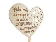 Výzdoba cintorína s kvetmi pre mamu, otca, dedka