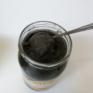PÚPOVÝ MED S BLACKSUMPOM NA POSILNENIE.
