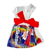 Balenie cukríkov Skittles Mixed Fruit Flavors ako darček ku Dňu detí