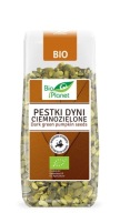 Tmavo zelené tekvicové semienka pestované v ekologickej Európe