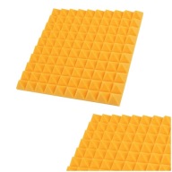 Žltý pyramídový akustický panel, ktorý tlmí ozvenu