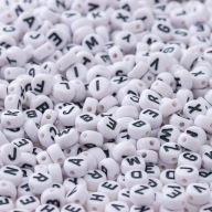 KORÁLKY NA VÝROBU NÁRAMKOV písmená 3mm x 10mm 100 ks