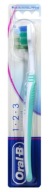 Stredná zelená zubná kefka Oral-B