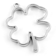 Prívesok so živicovým rámom BEZ51 CLOVER, platina