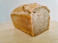 KYSNUTÝ ŠPALOVÝ CHLIEB Z CERTIFIKOVANEJ MÚKY 500 G + DARČEK