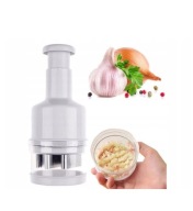 Cesnak a cibuľu nakrájajte sekačkou na častice ZWA
