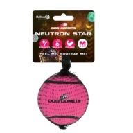 Pes prichádza Neutron Star Pink s pískacou tenisovou loptičkou