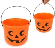 Halloweenska dekorácia vo vedierku na cukrovinky z tekvice