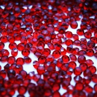 Ozdobné kryštály Confetti Diamonds tmavočervené 4,5mm 1000 kusov