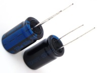 KONDENZÁTOR 220uF / 100V 13x26mm 105* JAMICON 2KS
