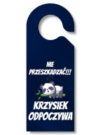 Personalizovaný vešiak na dvere s medvedíkom a názvom NERUŠIŤ!!!