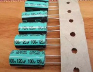CE 120 uF/100V BALENIE 10 KS. ELEKTROLYTICKÝ KONDENZÁTOR