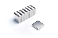 Neodymový tanierový magnet MPŁ 25x25x5 N38