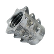 Zásuvka M6 x 10 mm zarazená do dreva bez nákružku