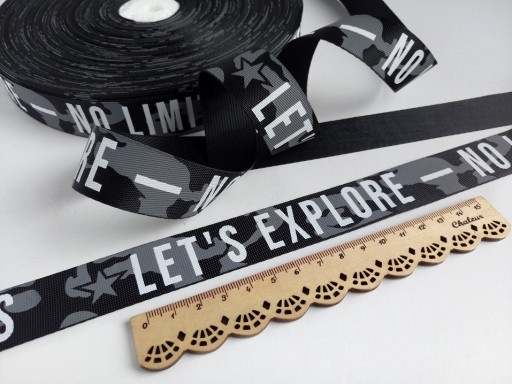 Leathercraft nosná páska 25 mm kamufláž s nápismi NO LIMITS