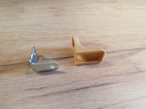 Nábytková spojka, uholník jelša, plast + kov, 4 ks