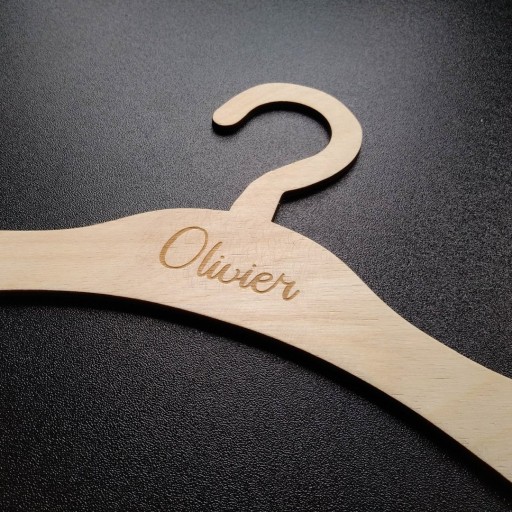 Vešiak s gravírovaním mena na detské oblečenie